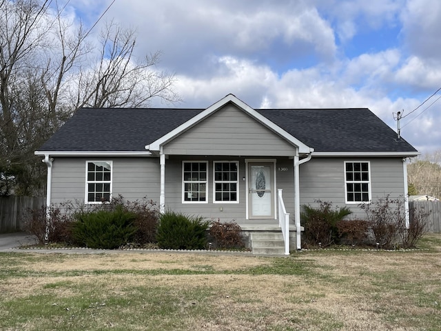 view of front of property featuring a front yard