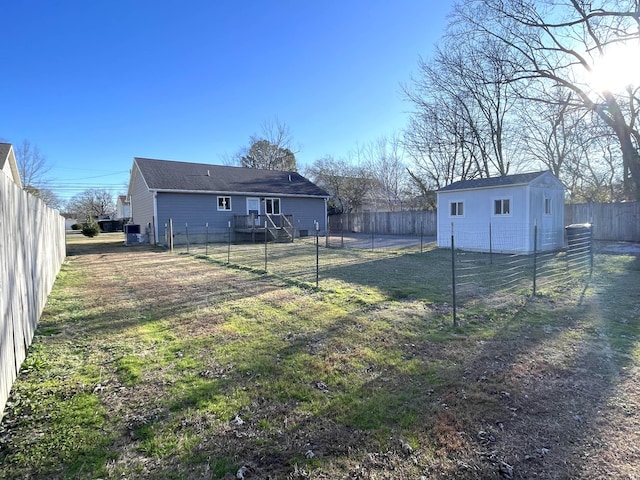 view of yard featuring an outdoor structure