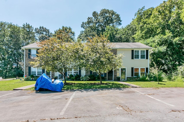 view of front of property with a front yard