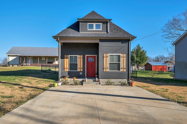 view of front facade with a front lawn