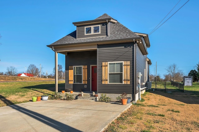 view of front facade featuring a front yard and central AC unit