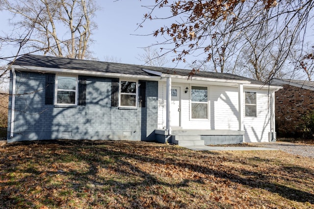 single story home featuring a front lawn