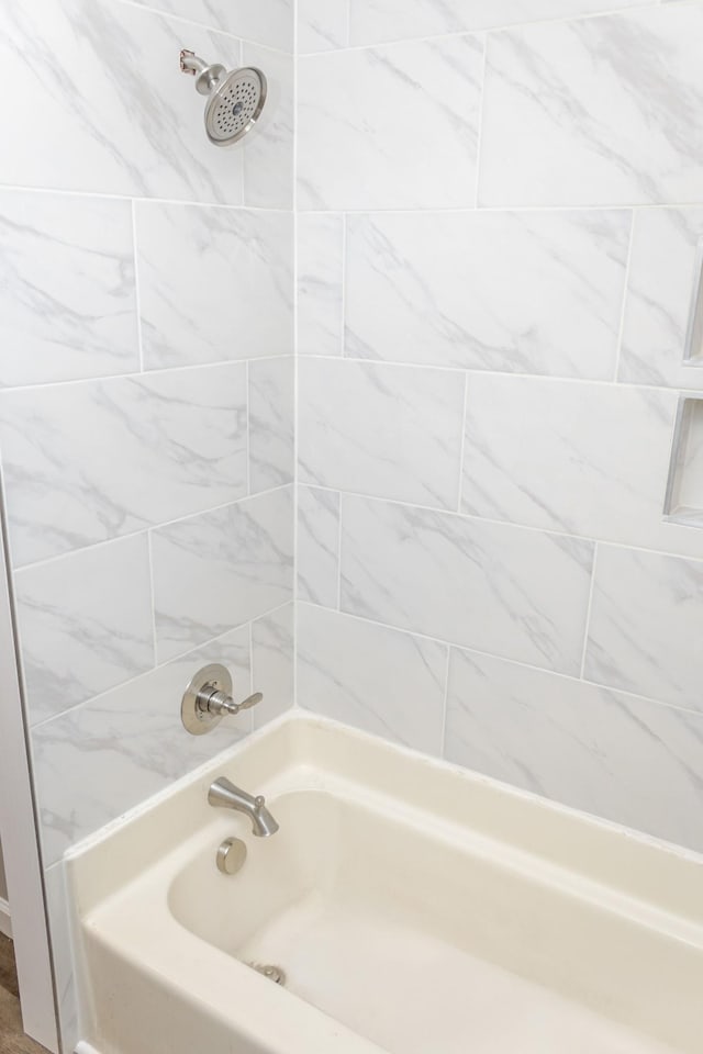 bathroom with tiled shower / bath