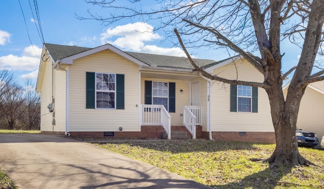 view of front of property with a front lawn