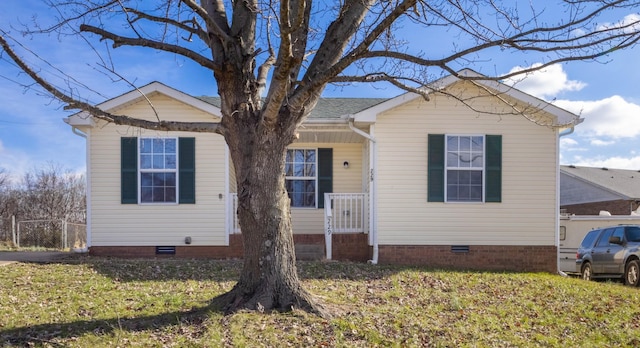 view of front of house featuring a front lawn