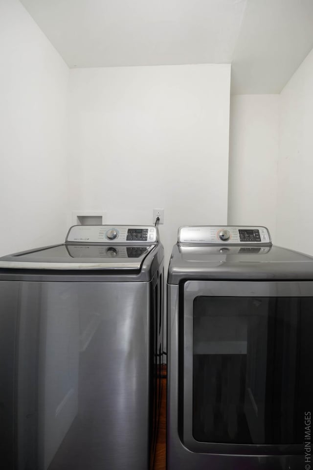 laundry area featuring washer and clothes dryer