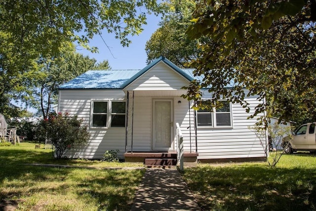 view of front facade with a front yard