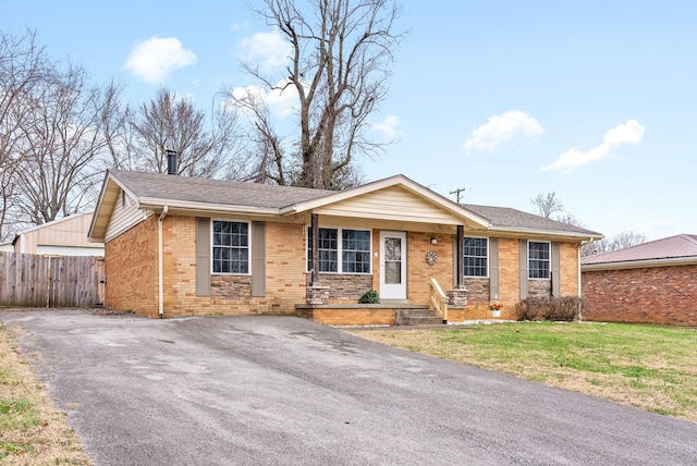 single story home featuring a front lawn