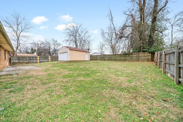 view of yard featuring a garage and an outdoor structure