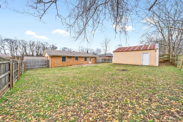 view of yard with a storage shed