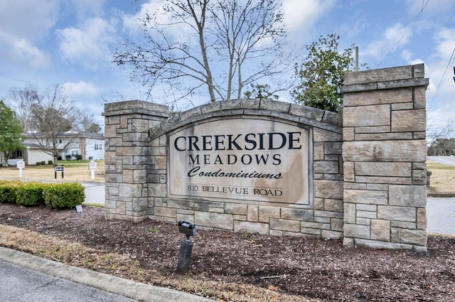 view of community / neighborhood sign