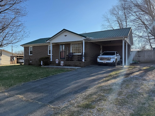 view of front facade featuring a carport and a front lawn