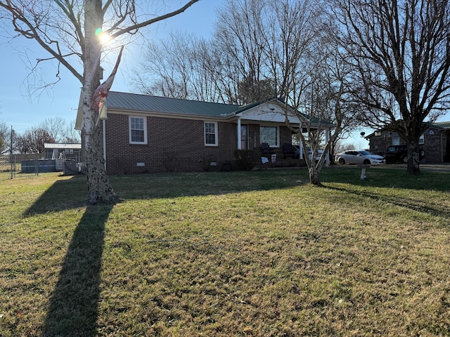 ranch-style house featuring a front lawn