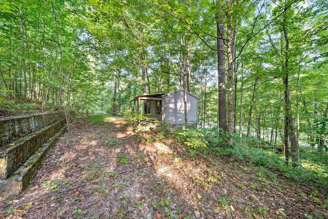 view of yard with an outbuilding