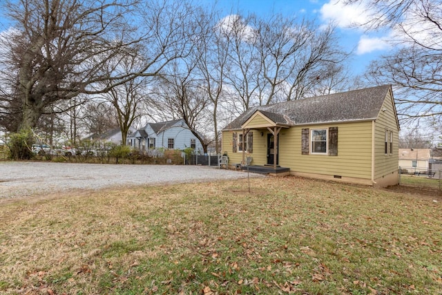 view of front of property featuring a front lawn