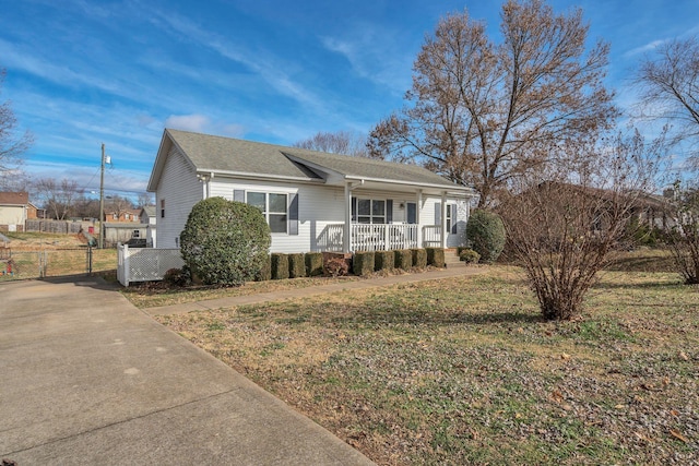 view of front of property featuring covered porch and a front lawn