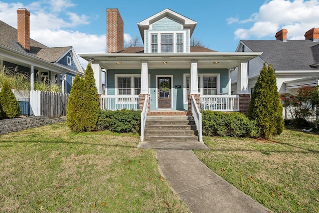 bungalow featuring a front lawn