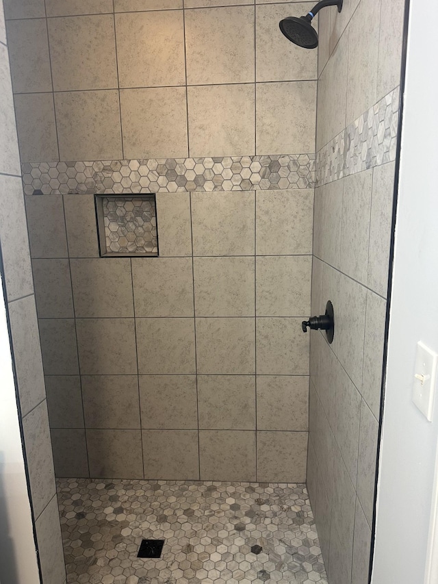 bathroom featuring a tile shower