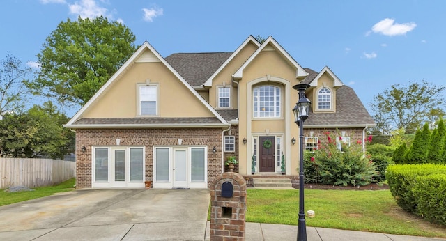 view of front of property featuring a front lawn