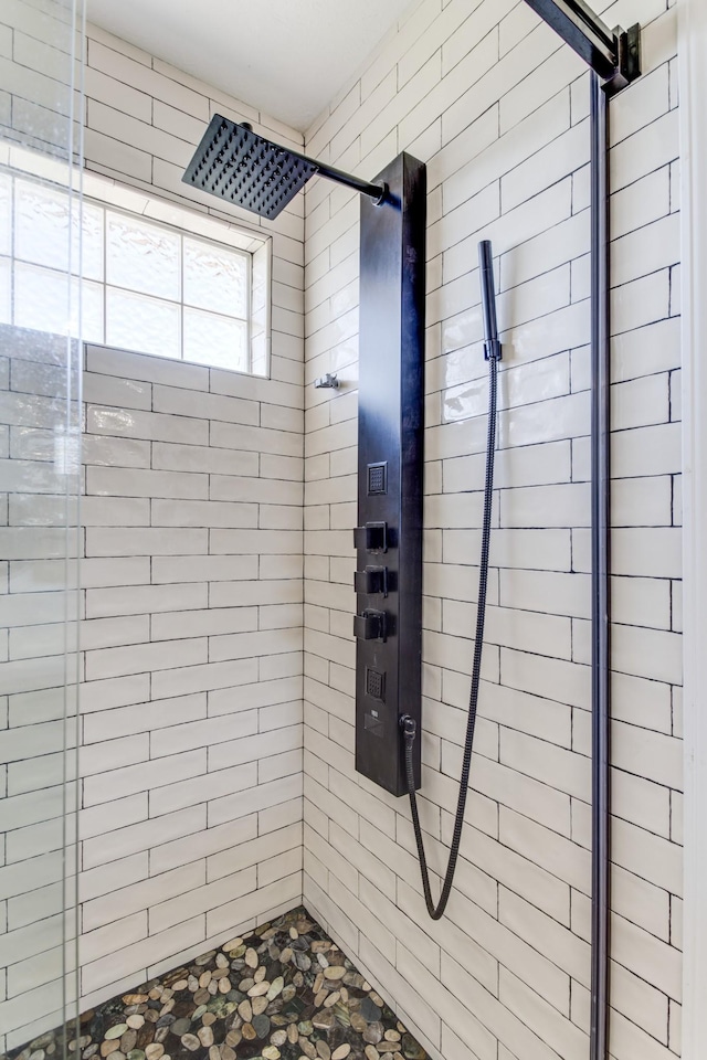 bathroom featuring tiled shower