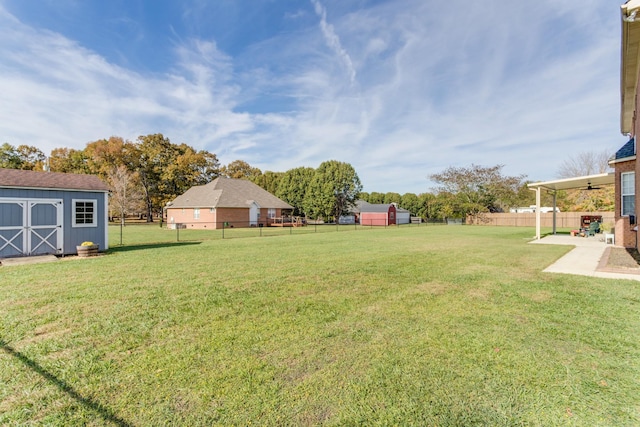 view of yard with a shed