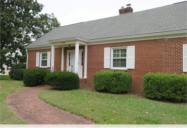 view of front of house featuring a front lawn