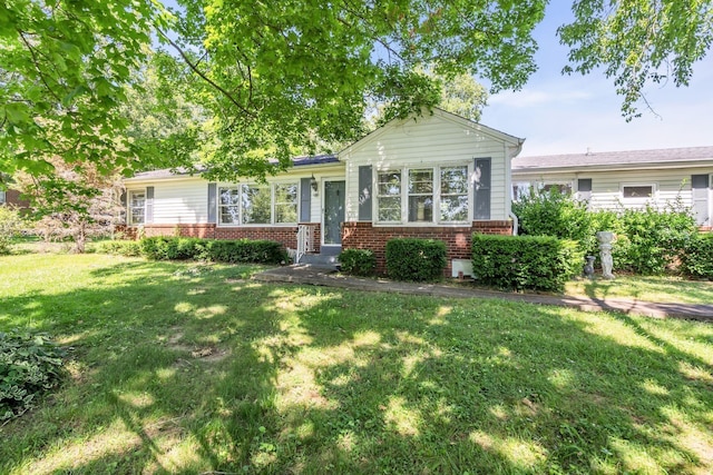 view of front facade with a front yard