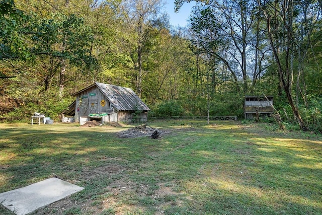 view of yard featuring an outbuilding