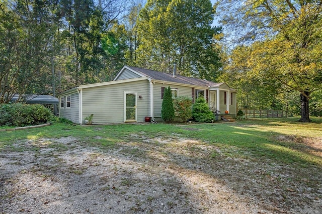 view of front of home featuring a front lawn