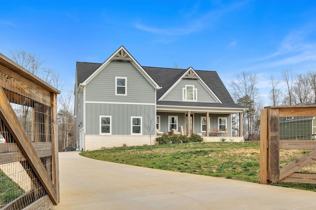 view of front facade featuring covered porch and a front yard