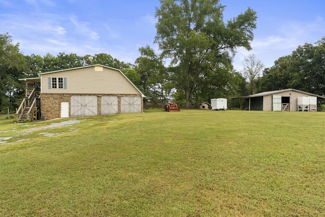 view of yard with an outbuilding