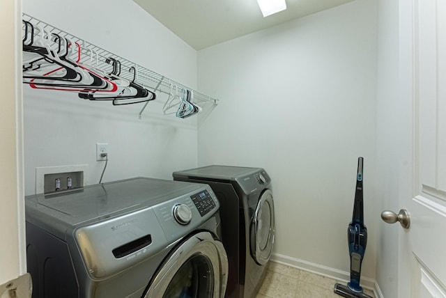 washroom featuring washing machine and clothes dryer