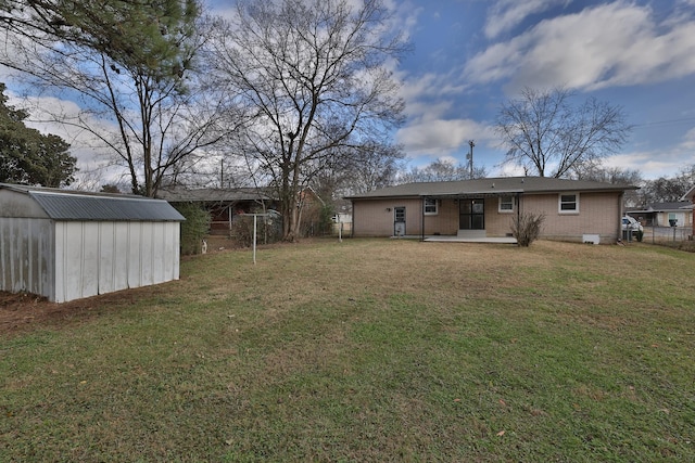 view of yard featuring a shed