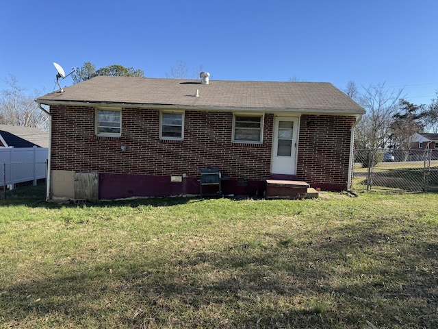 back of house featuring a lawn