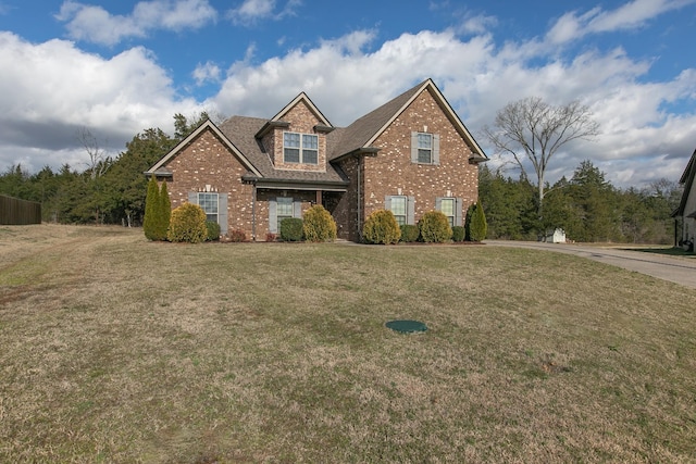 view of front of property featuring a front lawn