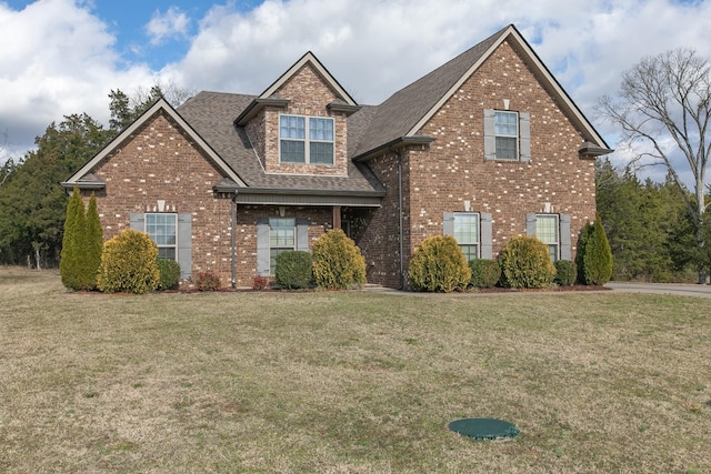 view of front property featuring a front lawn