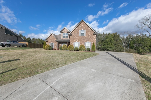 view of front property featuring a front lawn