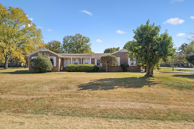 ranch-style house featuring a front yard