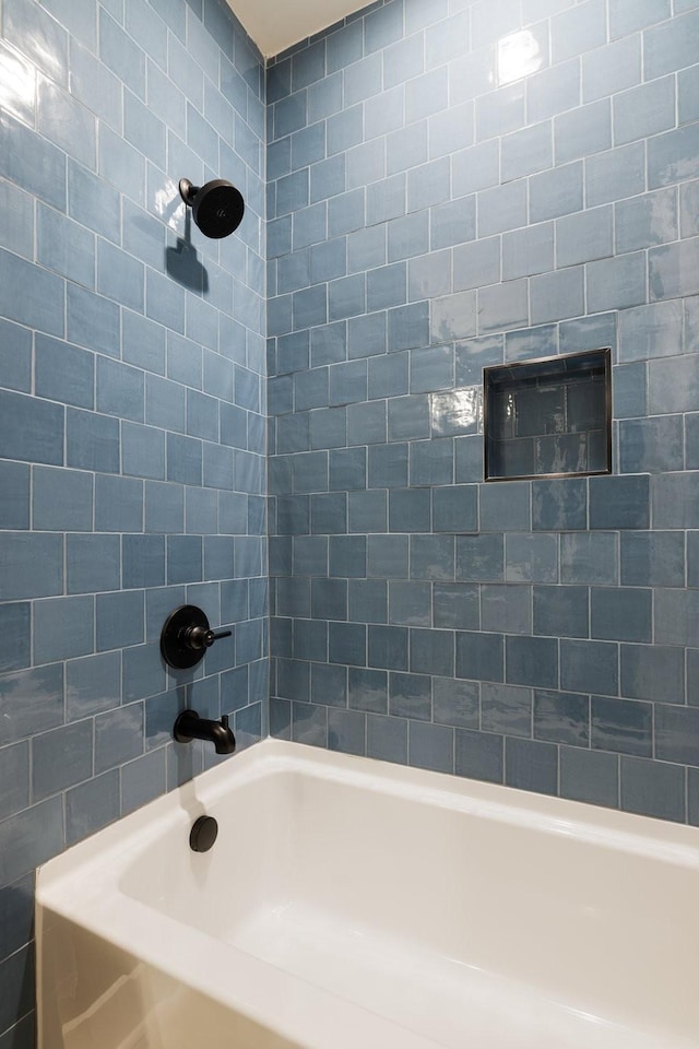 bathroom with tiled shower / bath combo