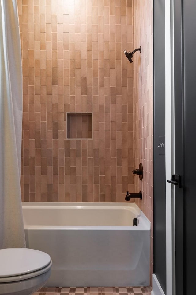 bathroom featuring toilet and shower / bath combo with shower curtain