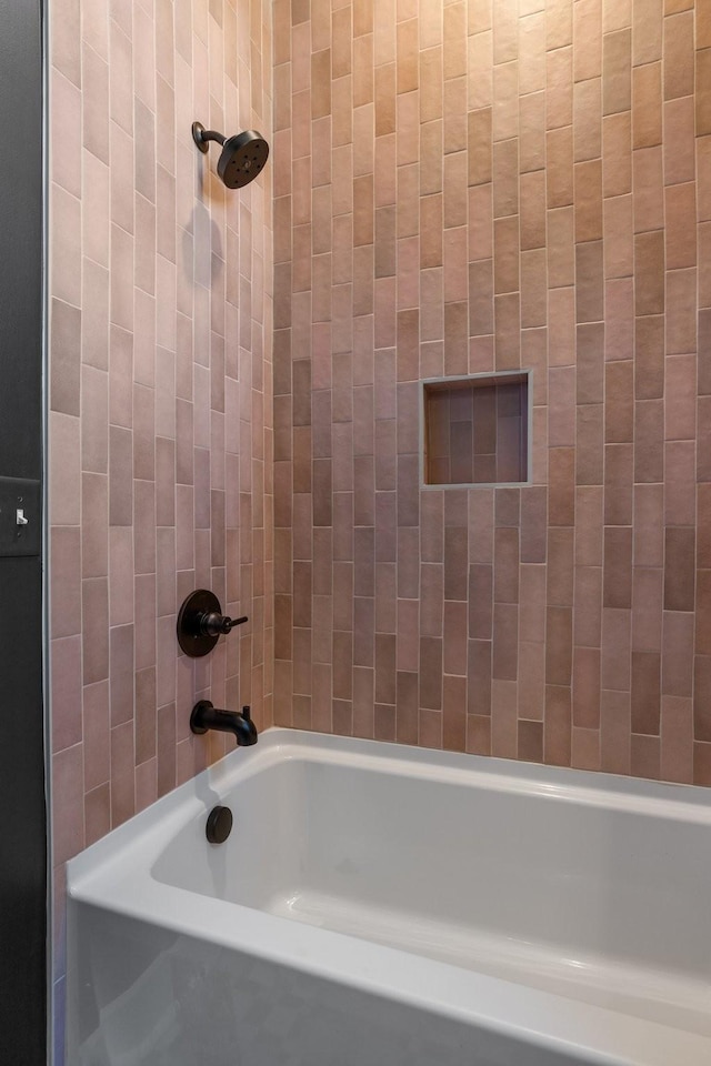 bathroom with tiled shower / bath