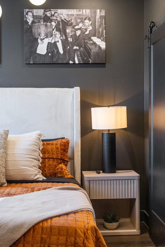 bedroom featuring a barn door