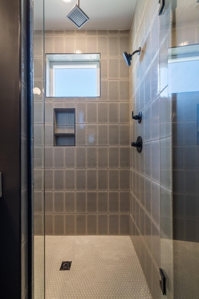 bathroom featuring tiled shower