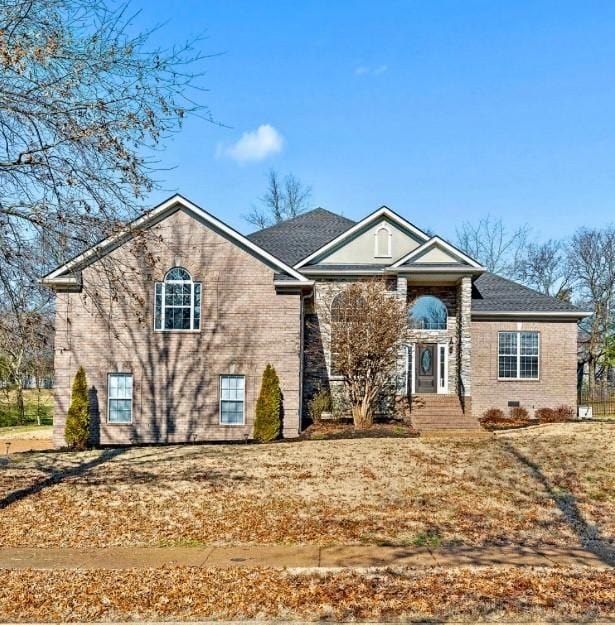 view of front of property featuring a front yard