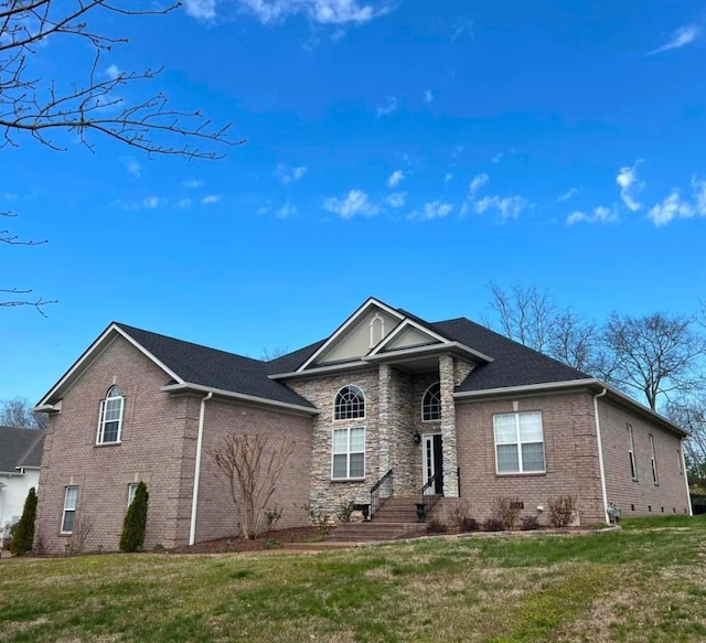 view of front of home featuring a front lawn