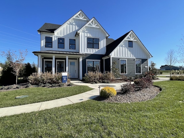 view of front of house featuring a front lawn