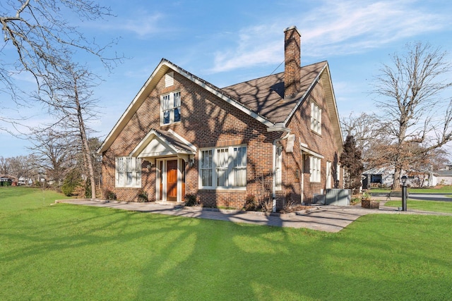 view of front facade with a front lawn