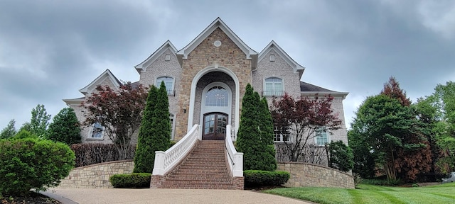 view of front of property featuring a front yard