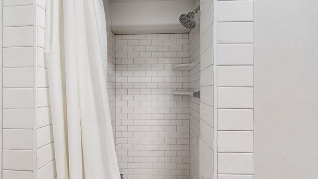 details with a shower with curtain