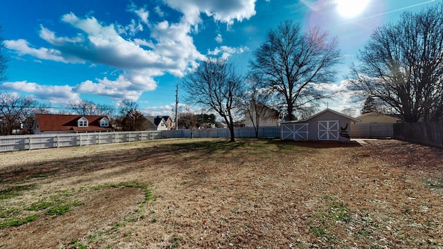 view of yard with an outdoor structure